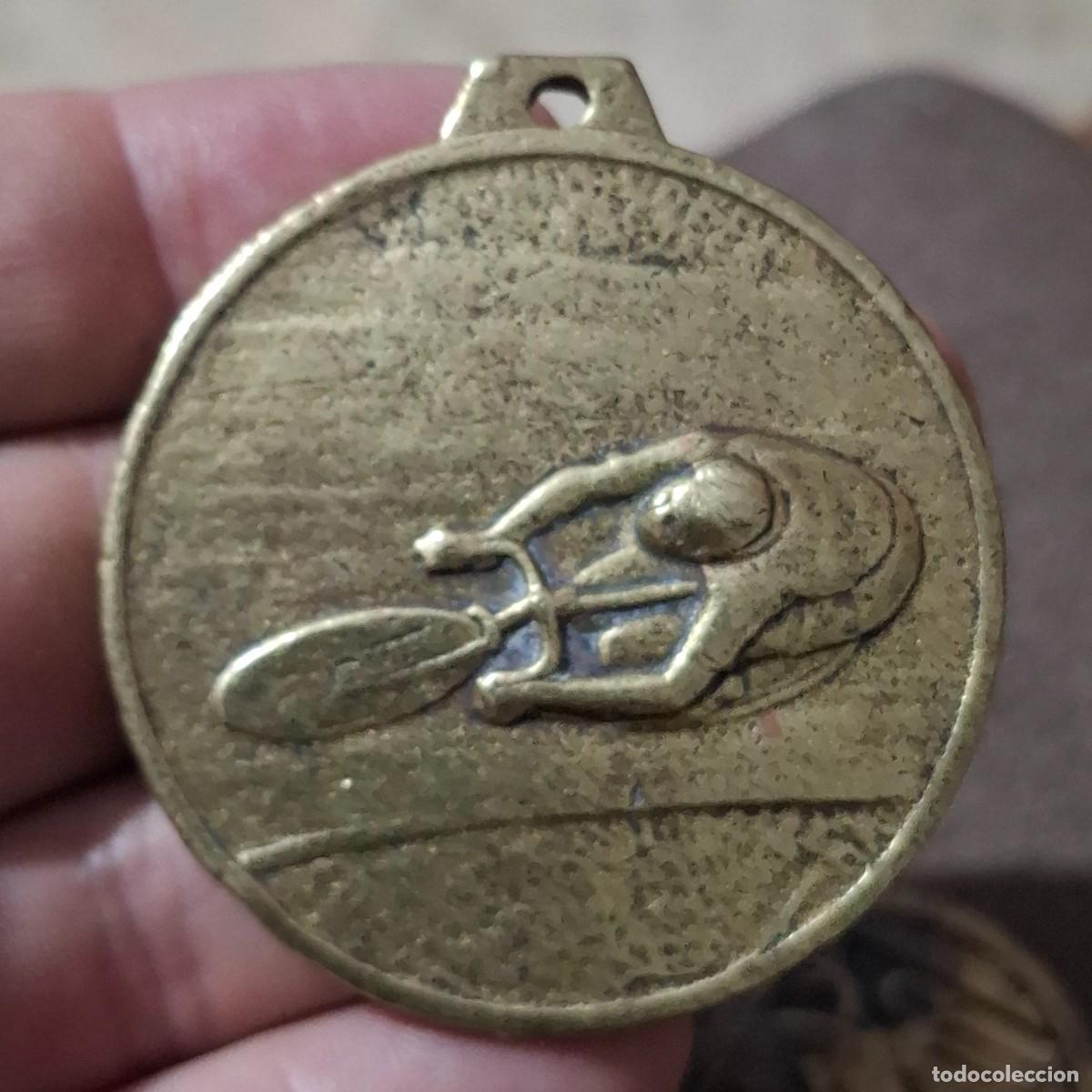 Trofeos y medallas: Bonita y grande medalla antigua de ciclista.