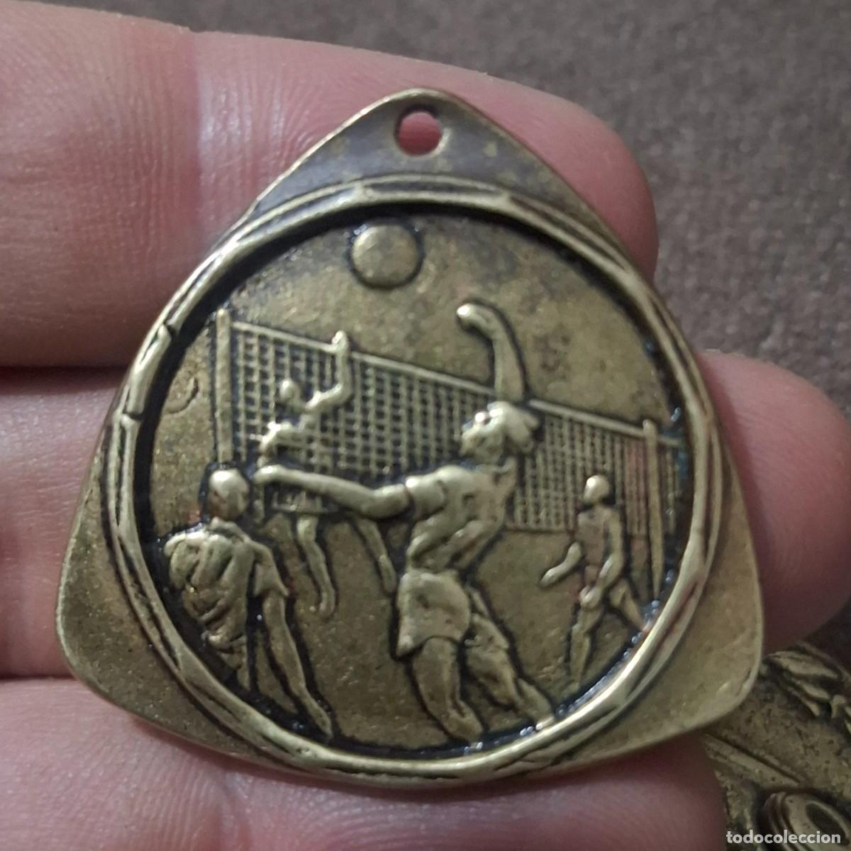 Trofeos y medallas: Antigua y bonita medalla de bolleyboll.