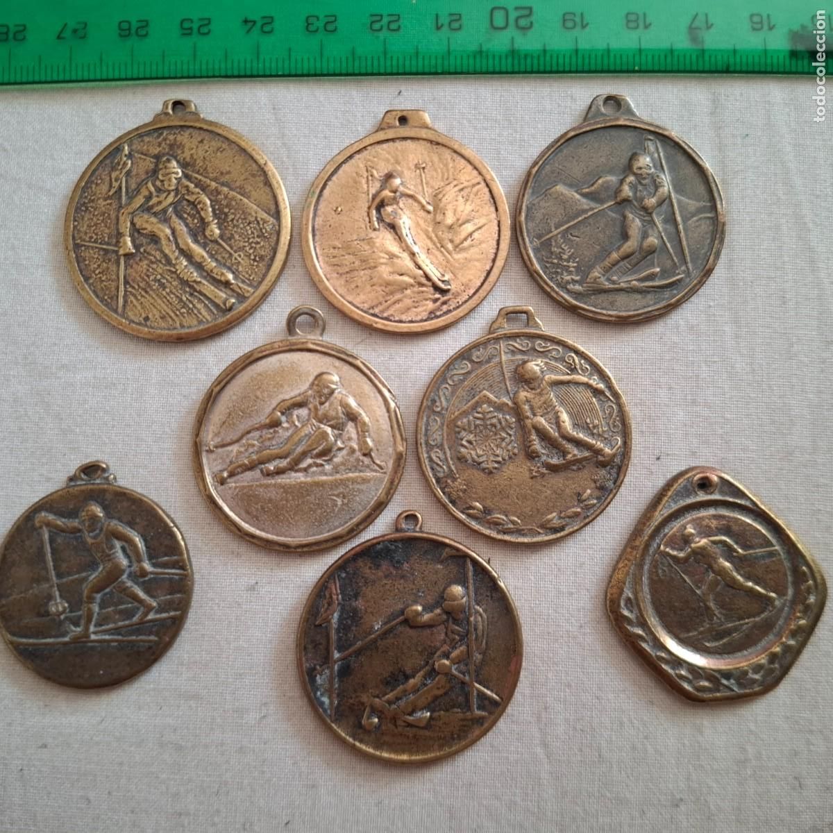 Trofeos y medallas: Lote de 8 antiguas medallas de esqu&iacute;.