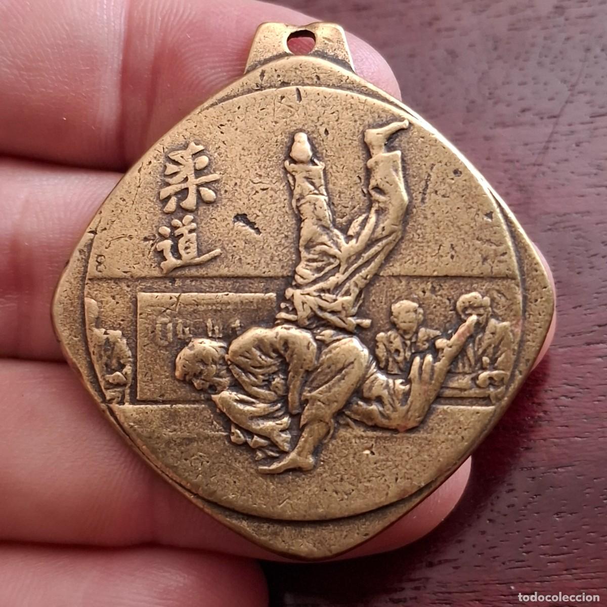 Trofeos y medallas: Bonita y antigua medalla de judo