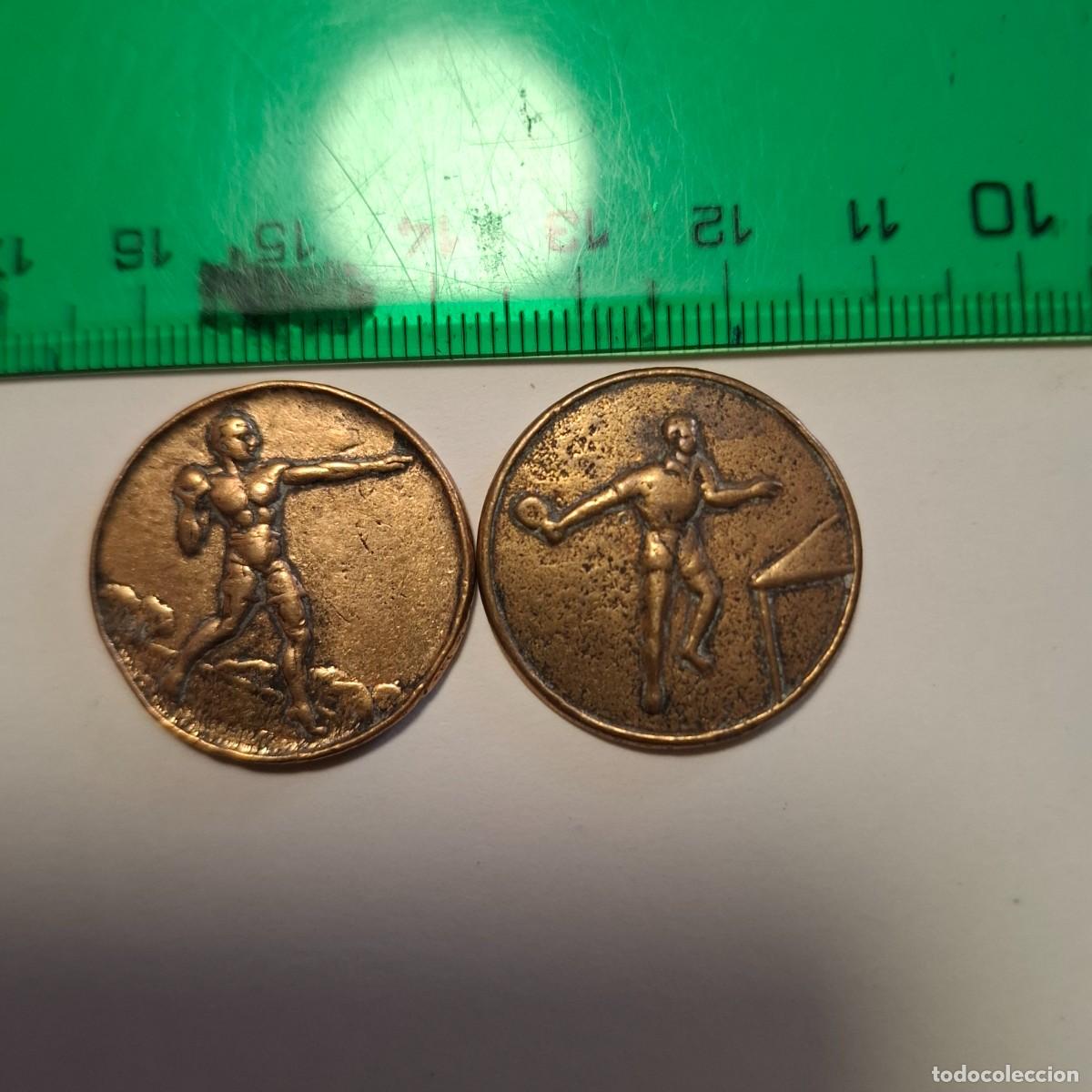 Trofeos y medallas: Lote de dos peque&ntilde;as medallas deportivas sin argolla. Tenis de mesa y lanzamiento de peso