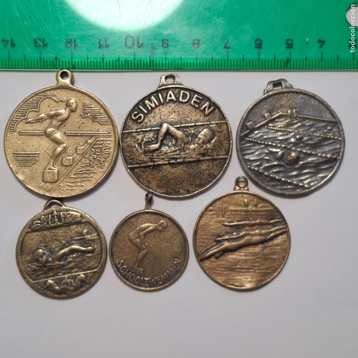 Trofeos y medallas: Lote de 6 viejas medallas deportivas de nataci&oacute;n.