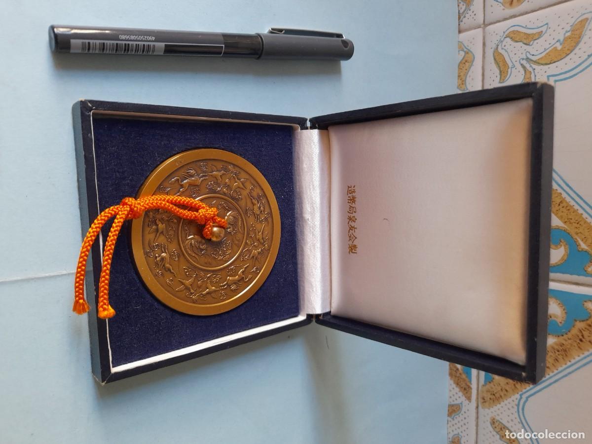 Trofeos y medallas: Medalla Japonesa de bronce con decoraci&oacute;n de animales en su estuche original
