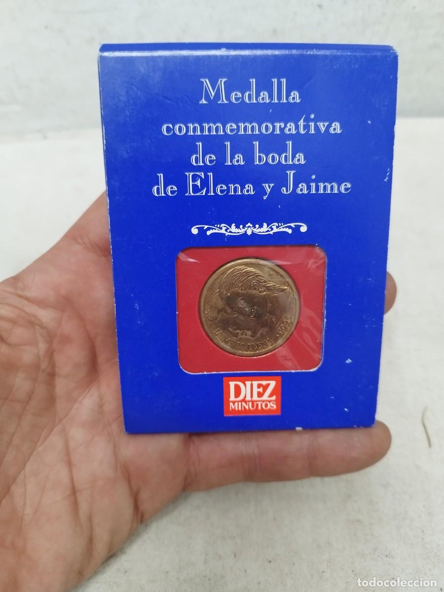 Trofeos y medallas: Medalla conmemorativa de la boda de Elena y Jaime. De la revista diez minutos.