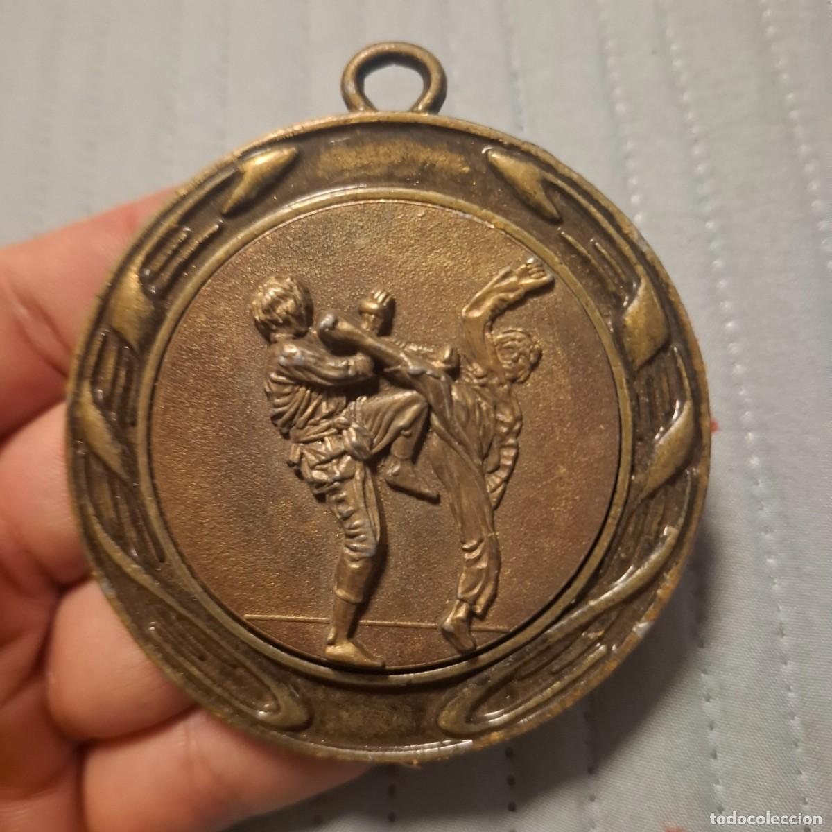 Trofeos y medallas: Gran medalla deportiva de karate - Foto 1