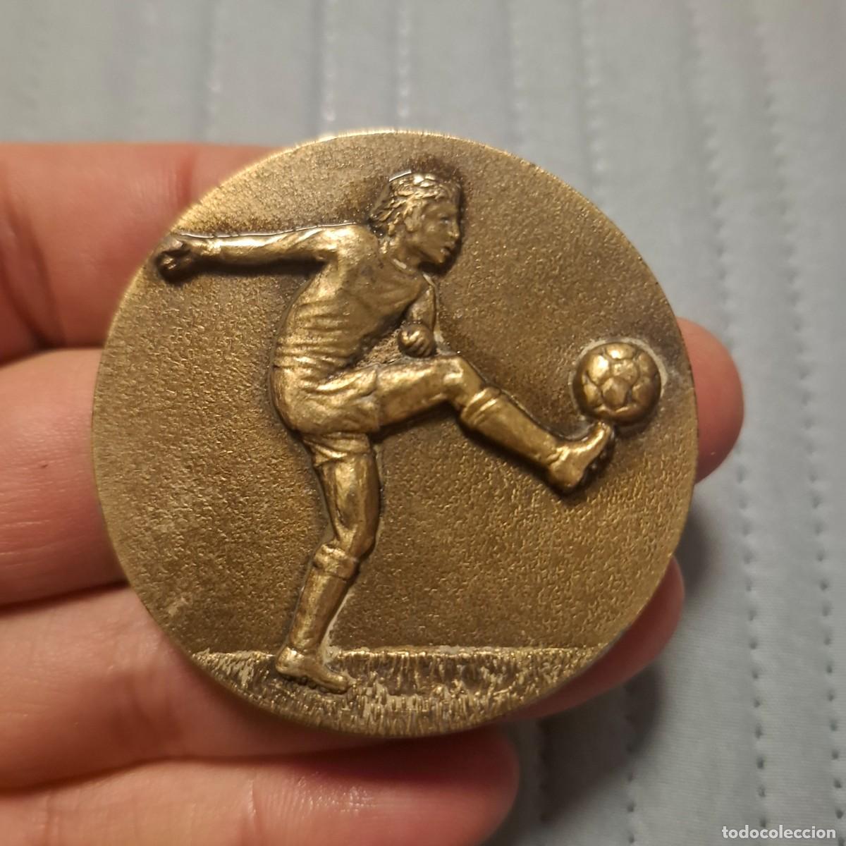 Trofeos y medallas: Bonita medalla vintage de futbol