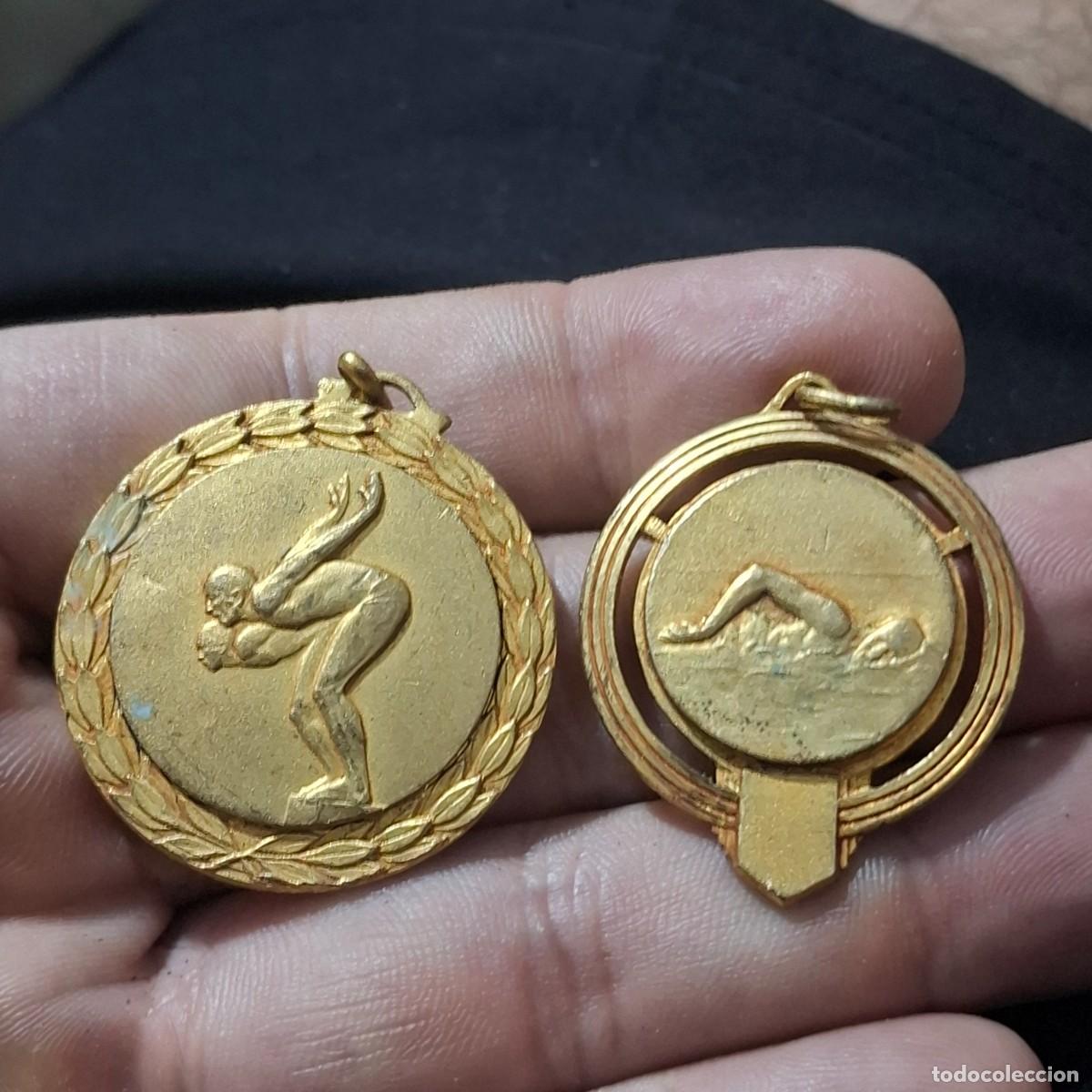 Trofeos y medallas: Dos antigua medallas de nataci&oacute;n. A&ntilde;os 50. Copa A. Shoesel ( 1953 y 1957 )