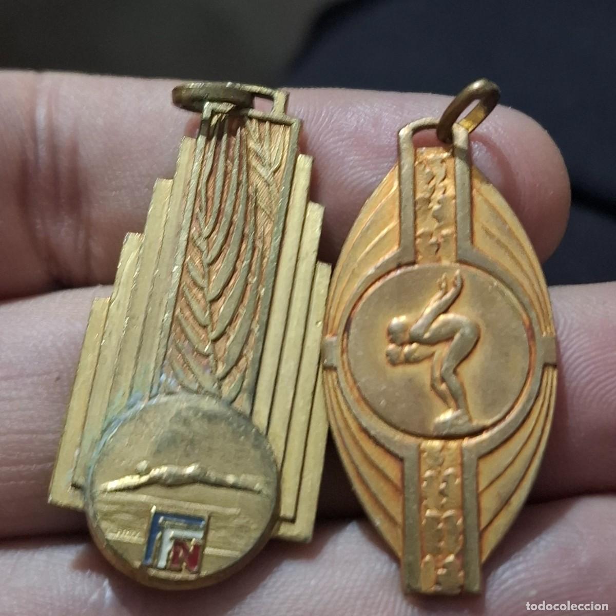 Trofeos y medallas: Dos antiguas medallas de nataci&oacute;n. A&ntilde;os 50