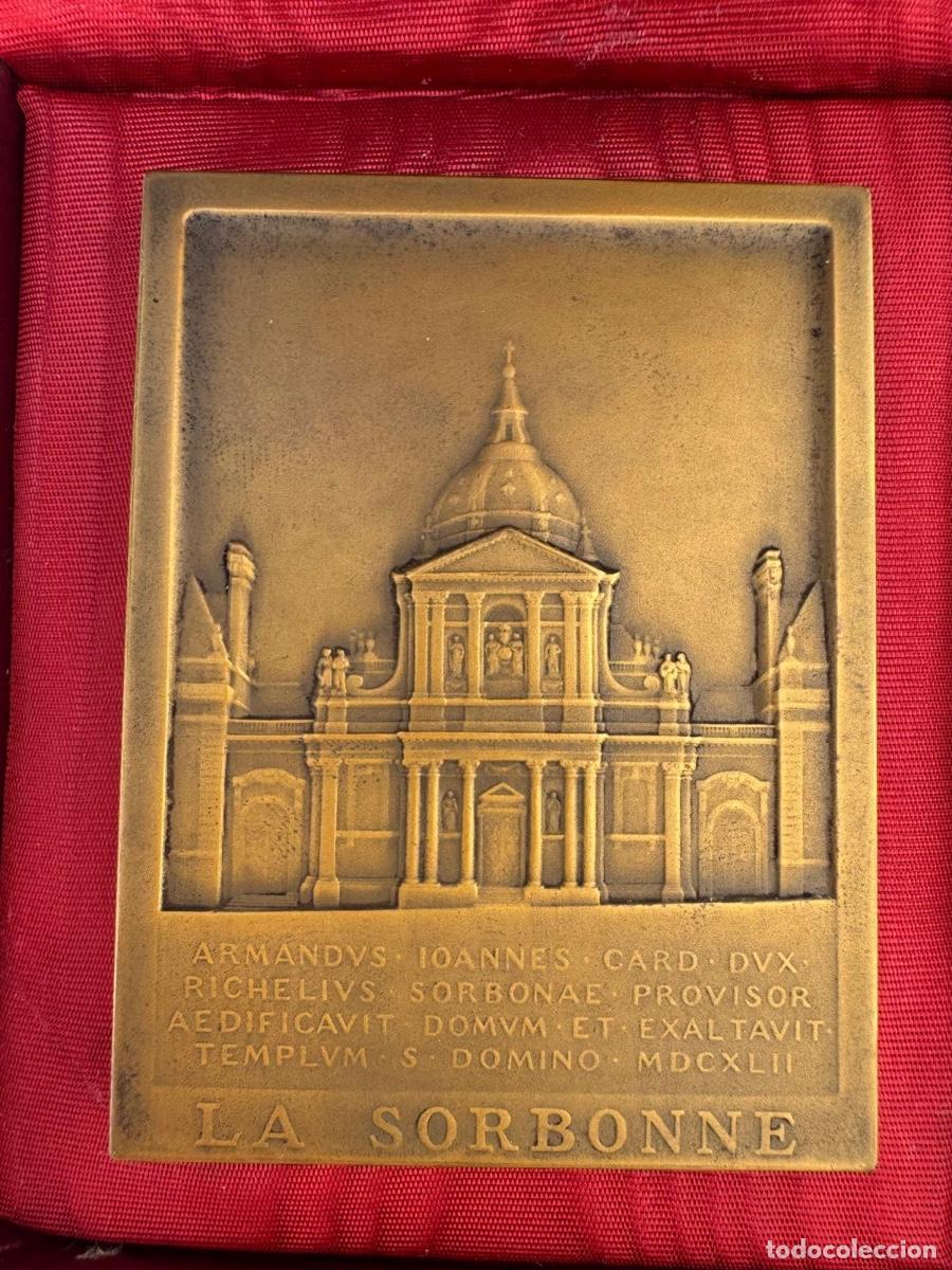 Trofeos y medallas: Medalla conmemorativa Francia bronce rectangular patio de honor la Sorbona sorbonne estuche 7cms