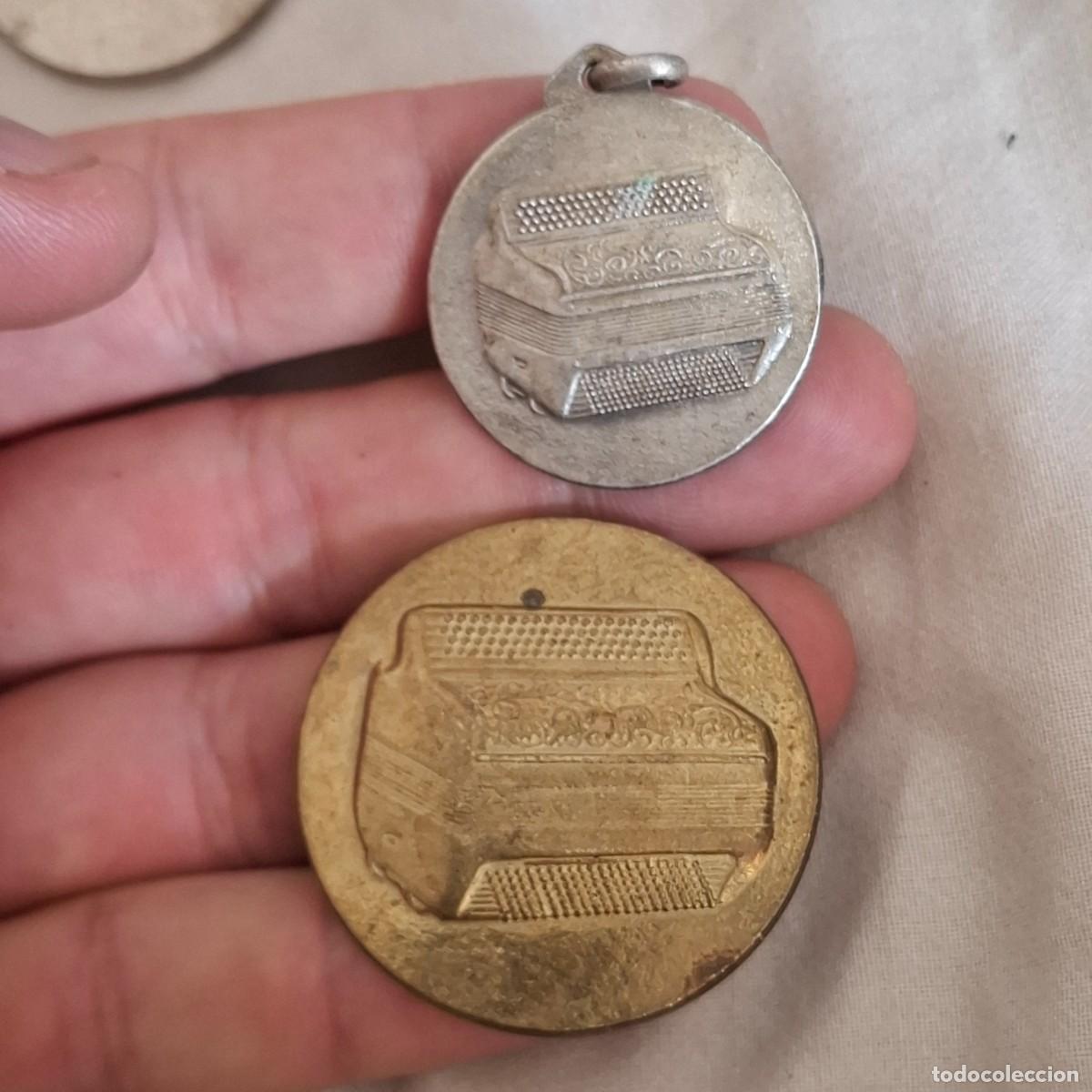 Trofeos y medallas: 2 medallas conmemorativas de m&uacute;sica. U N A F PARIS