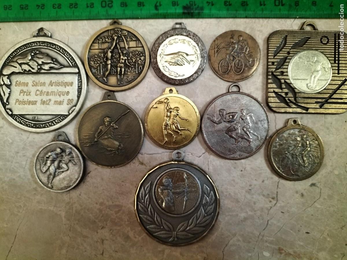 Trofeos y medallas: Lote de 11 viejas medallas deportivas de diferentes deportes.