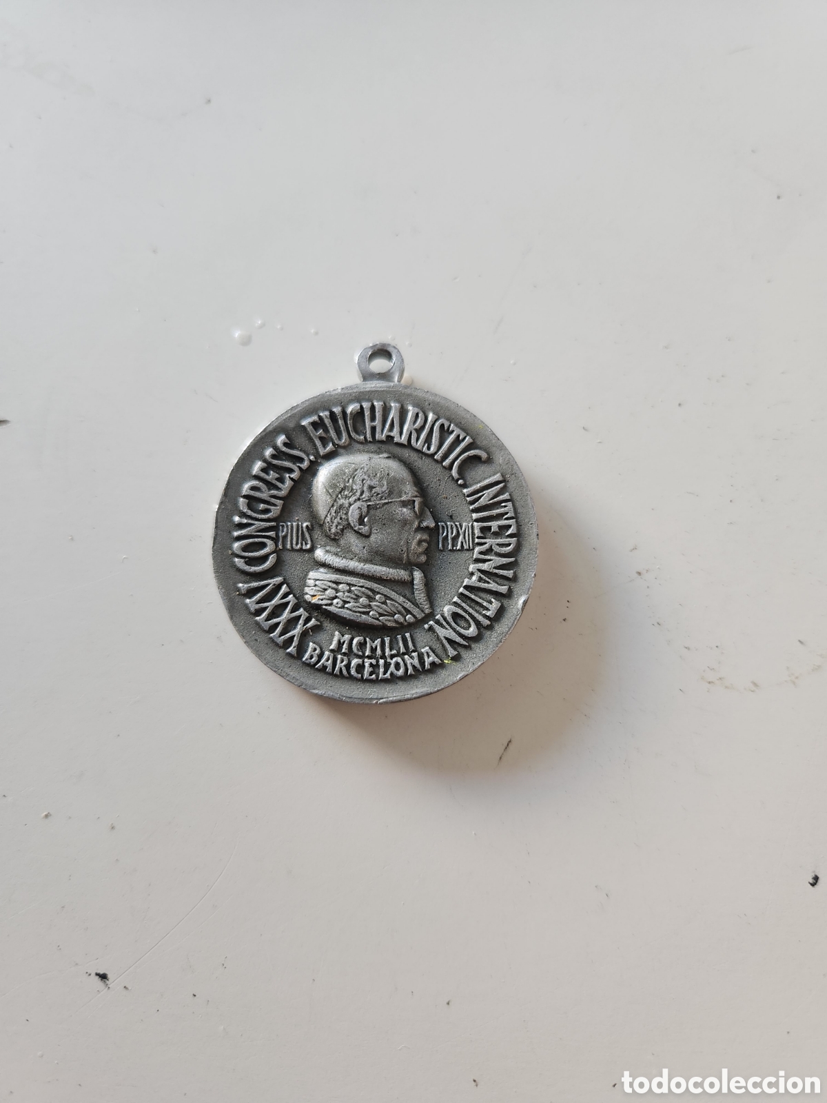 Trofeos y medallas: Antigua medalla conmemorativa de metal del XXXV Congreso Eucar&iacute;stico Internacional. Barcelona 1952.