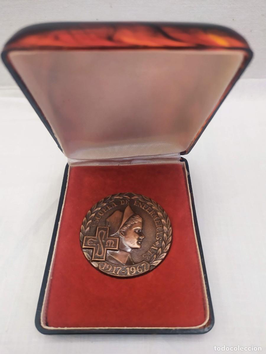 Trof&eacute;us e medalhas: Medalla Bodas de oro Escuela de enfermeras. A.T.S. Santa Madrona. Barcelona. 1917-1967. Pujol.