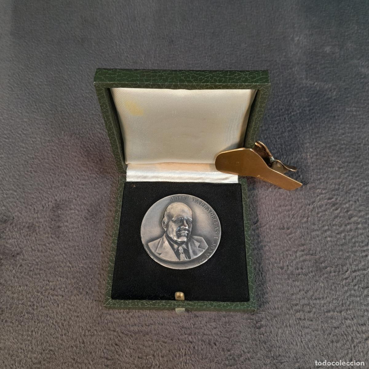 Troph&eacute;es et m&eacute;dailles: M-2282. MEDALLA EN METAL PLATEADO. D&rsquo;OR DE LA CIUTAT JOSEP TARRADELLAS. BARCELONA. 1987