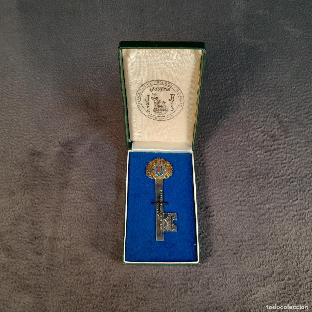 Trofeos y medallas: M-2285. LLAVE EN METAL DORADO OFICIAL ALCALD&Iacute;A DE SAN FRANCISCO DE QUITO. ECUADOR.1973