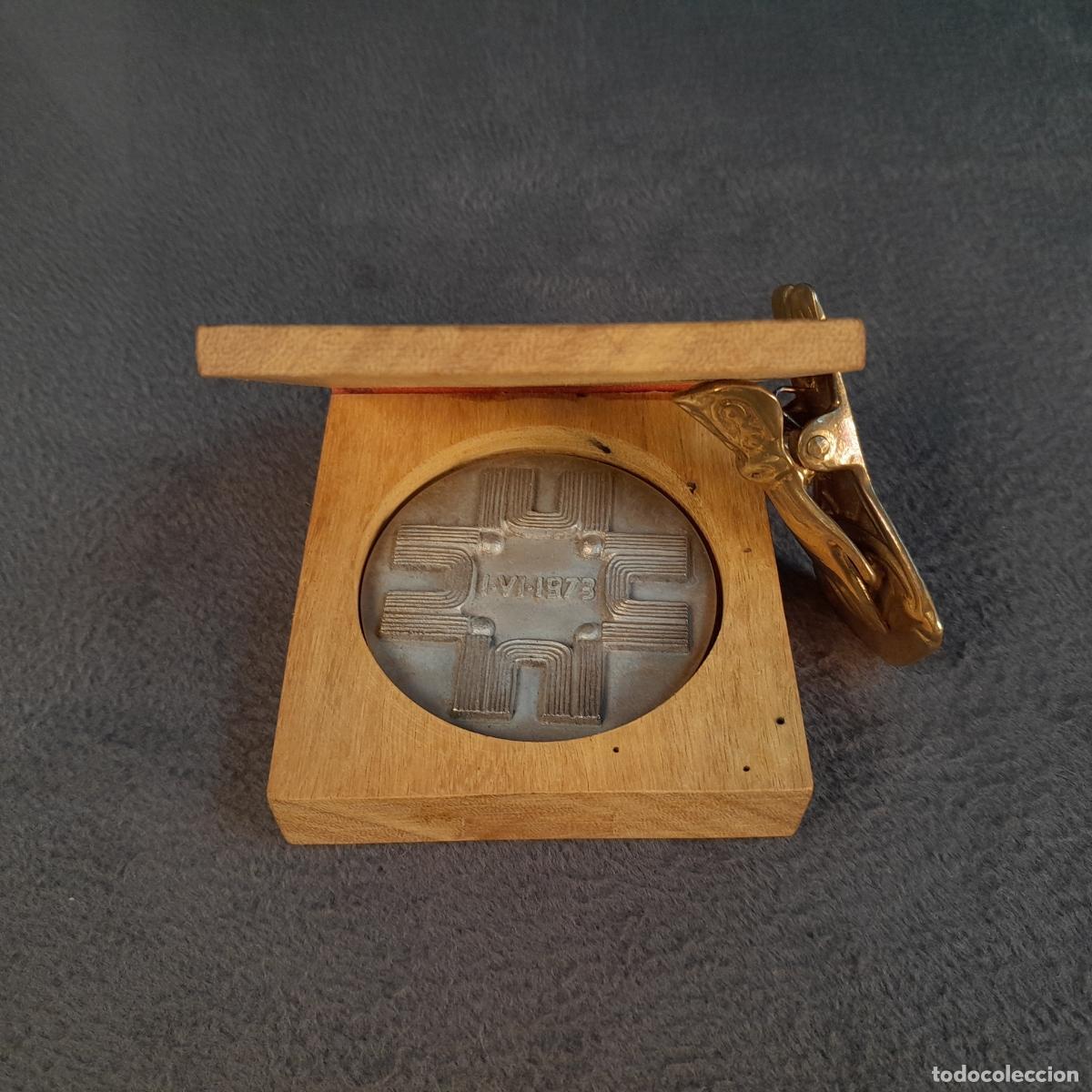 Trof&eacute;us e medalhas: M-2299. MEDALLA DE PLATA DE LEY DE BARCELONA 1-VI-1973 CON ESTUCHE DE MADERA. ESPA&Ntilde;A. 1973