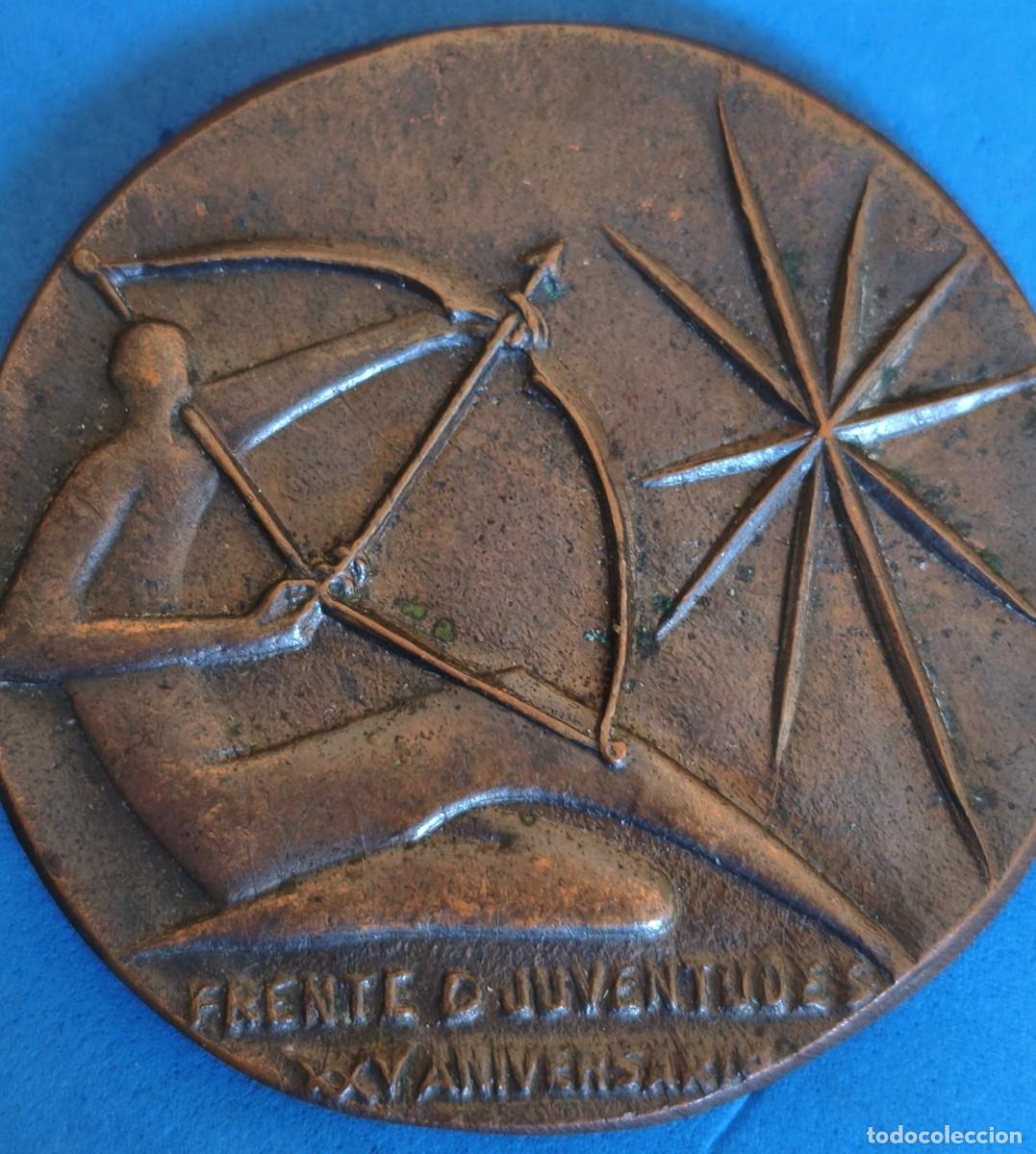 Trofeos y medallas: Falange. Medalla de Frente de Juventudes. XXV Aniversario. 1940-1965. Se sirve al caminar.
