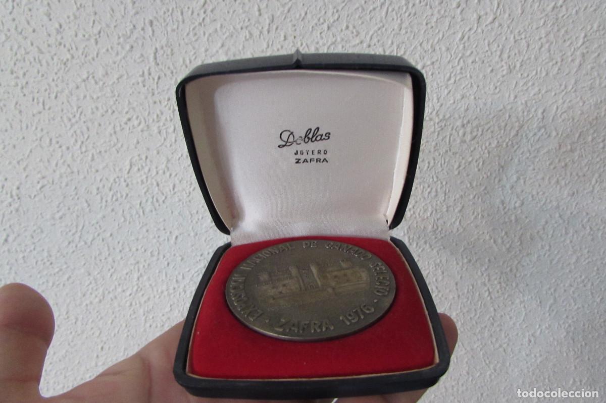 Trofeos y medallas: MEDALLA ZAFRA 1976 XI FERIA REGIONAL DEL CAMPO EXTREME&Ntilde;O-EXPOSICION NACIONAL DE GANADO SELECTO
