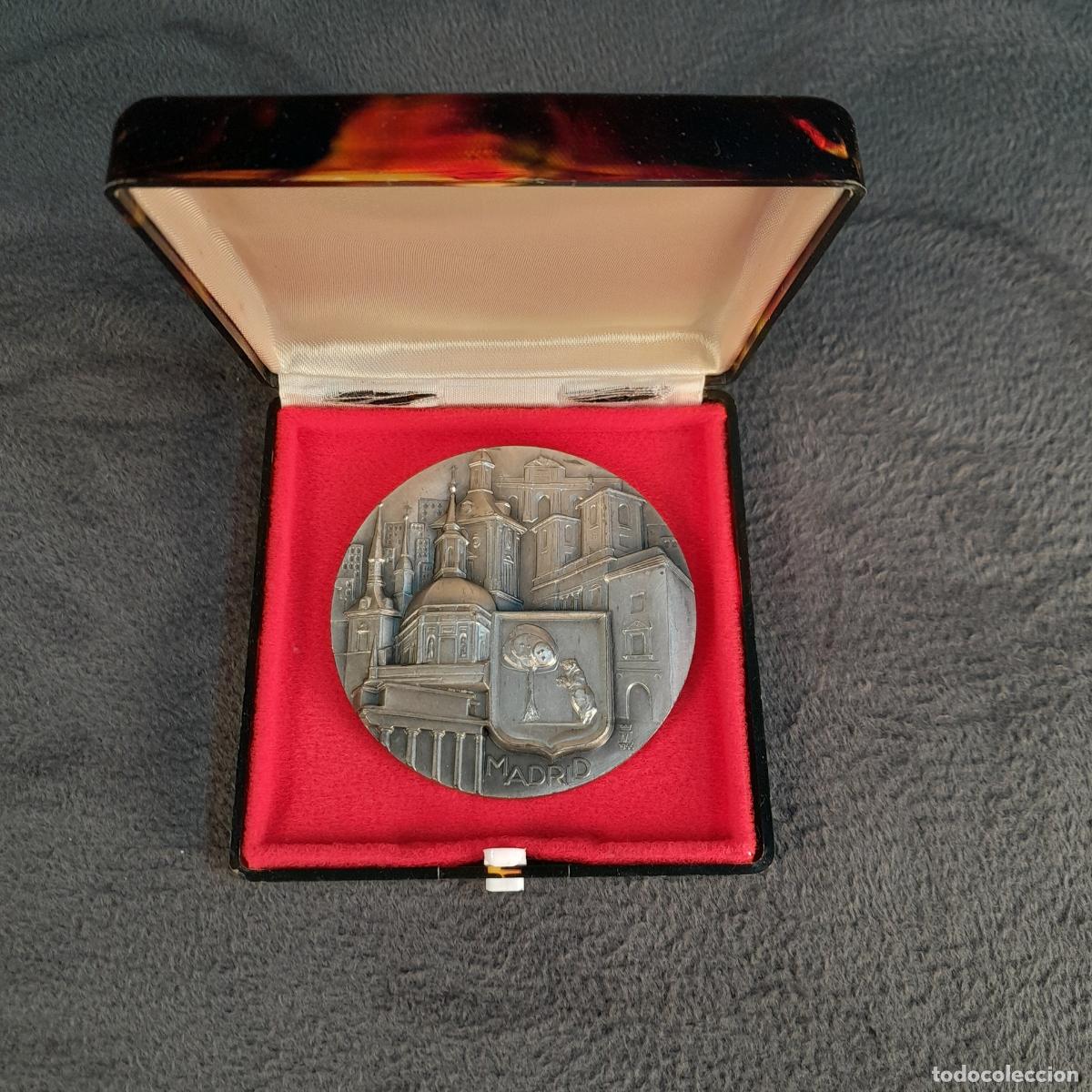 Trofeos y medallas: M-2300. MEDALLA CONMEMORATIVA DEPLATA DE MADRID CON ROSTROS HIST&Oacute;RICOS CON ESTUCHE. S.XX