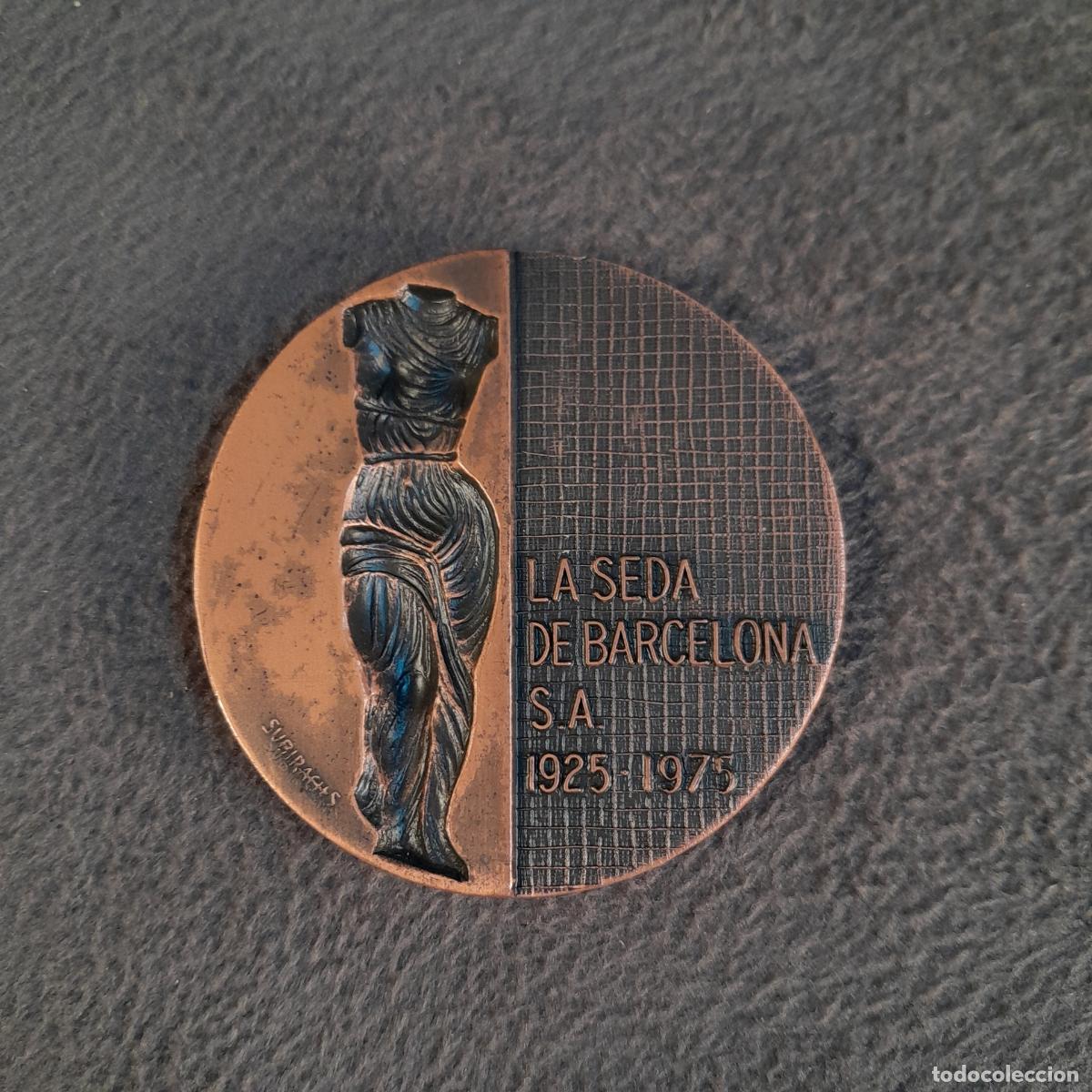 Trof&eacute;us e medalhas: M-2315. MEDALLA DE METAL COBREADA DEL 50 ANIVERSARIO DE LA SEDA DE BARCELONA, S.A. SUBIRACHS. 1975