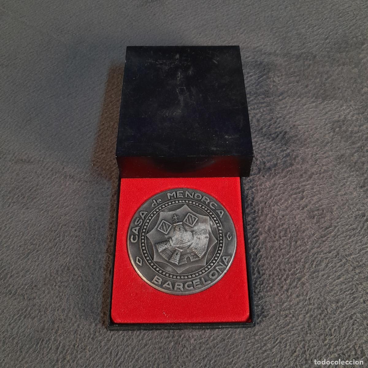 Trof&eacute;us e medalhas: M-2317. MEDALLA EN METAL DE LA CASA DE MENORCA EN BARCELONA. AMIC DE CA NOSTRA. SEGUNDA MITAD S.XX