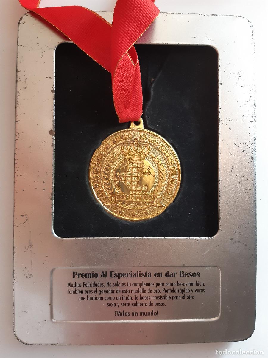 Trofeos y medallas: MEDALLA DORADA PREMIO AL ESPECIALISTA EN DAR BESOS LAZO ROJO PARA COLGAR CAJA DE CHAPA