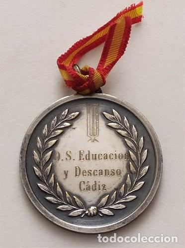 Trofeos y medallas: Medalla de plata de la Obra Sindical de Educaci&oacute;n y Descanso. C&aacute;diz. Premio de pintura 1973