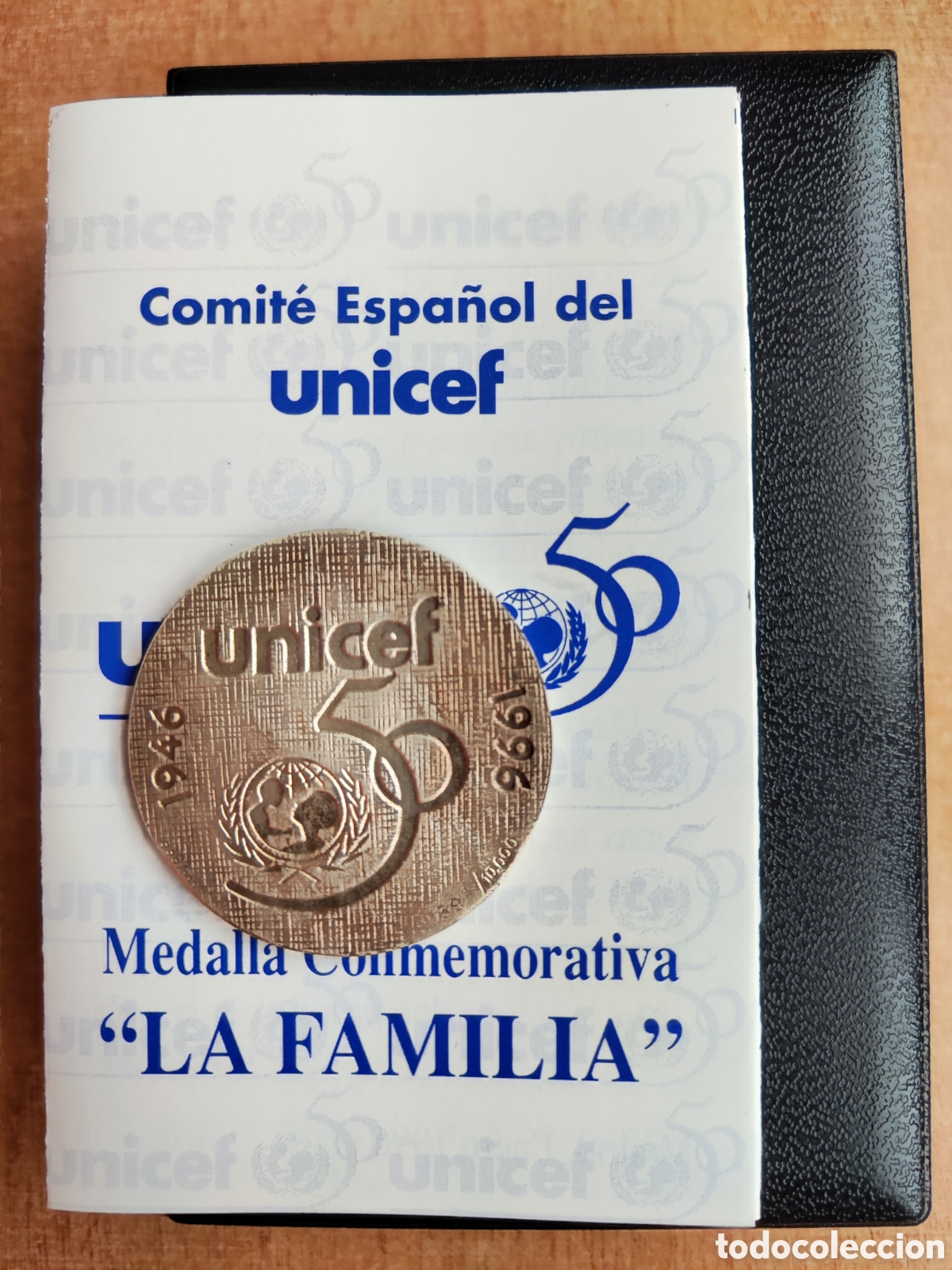 Trofeos y medallas: Medalla conmemorativa &rdquo;LA FAMILIA&rdquo; del 50 Aniversario del UNICEF, en plata fina.