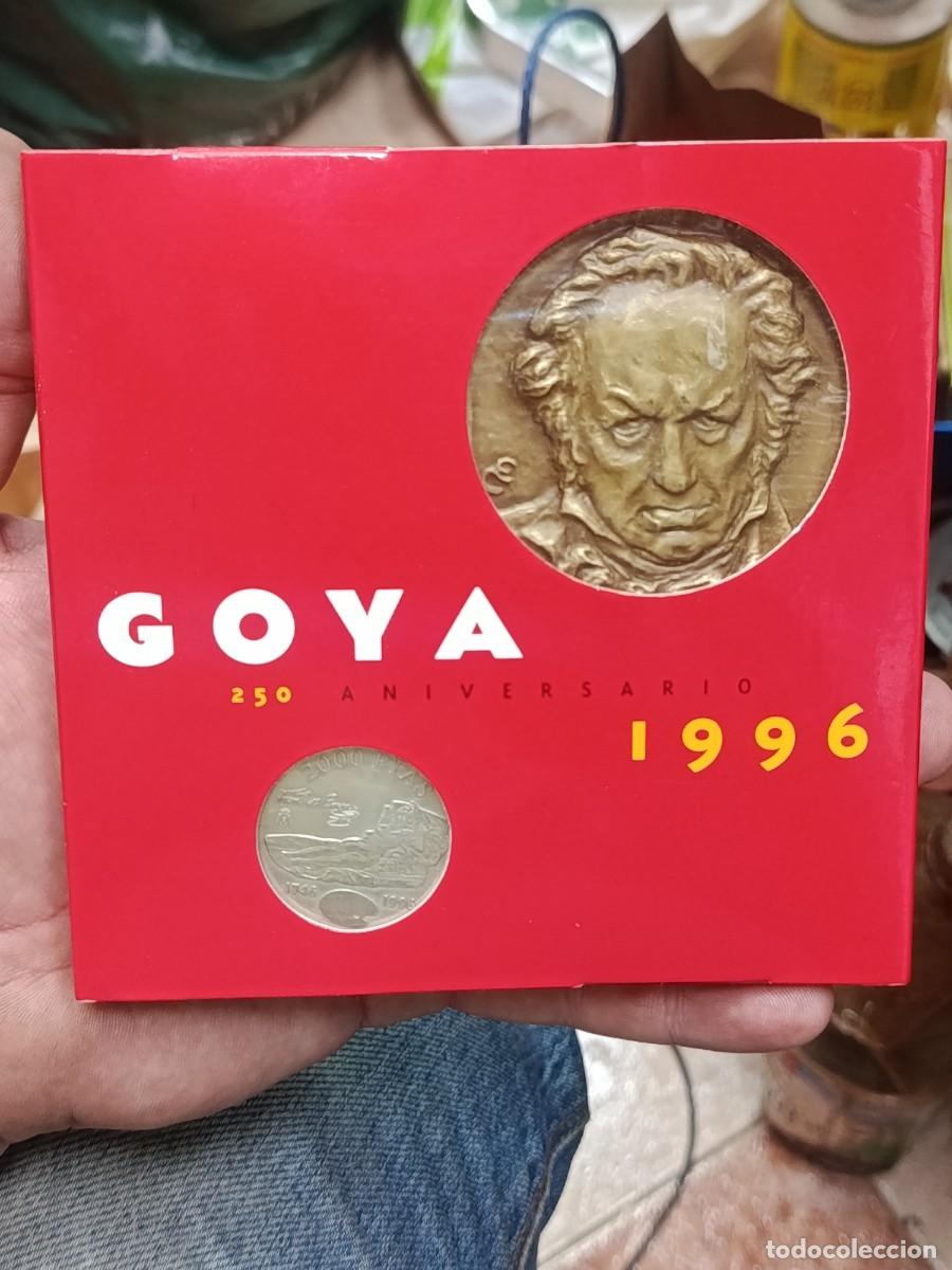 Trofeos y medallas: Estuche con monedas de plata y medalla del 250 aniversario de Goya.