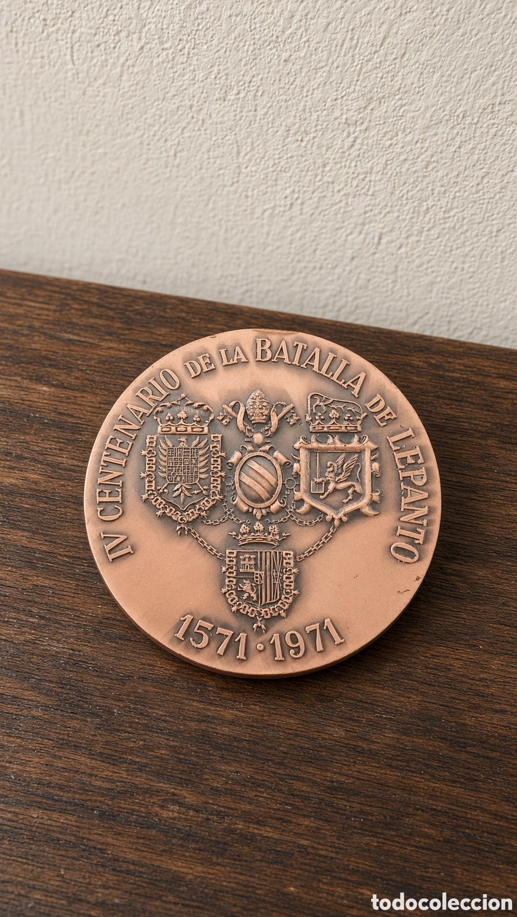 Trofeos y medallas: Medalla conmemorativa del IV centenario de la Batalla de LepantoDise&ntilde;o con escudos y coronas.