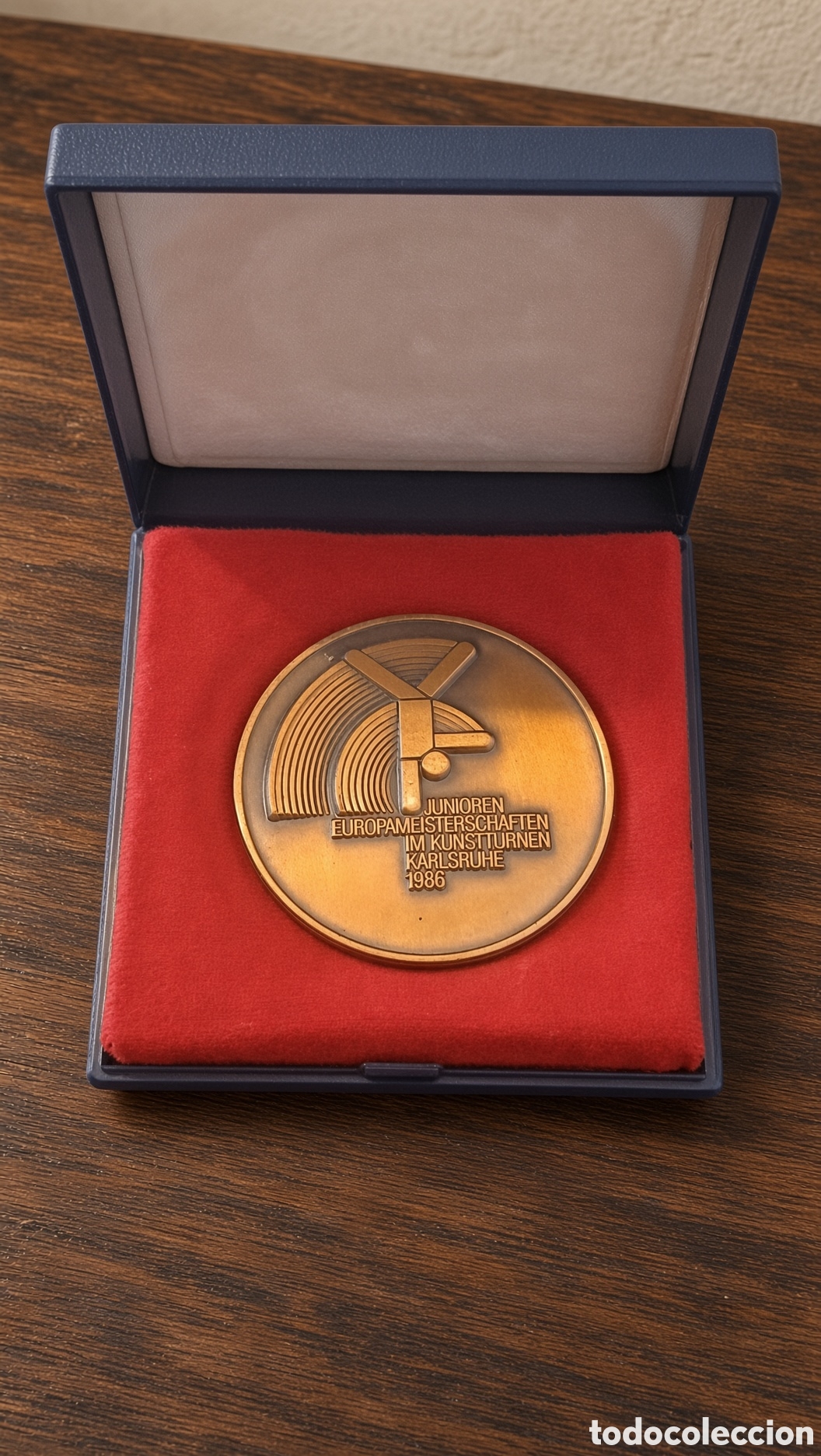 Trofeos y medallas: Medalla conmemorativa de los Campeonatos de Europa Junior de Gimnasia Art&iacute;stica. - Dise&ntilde;o con figura