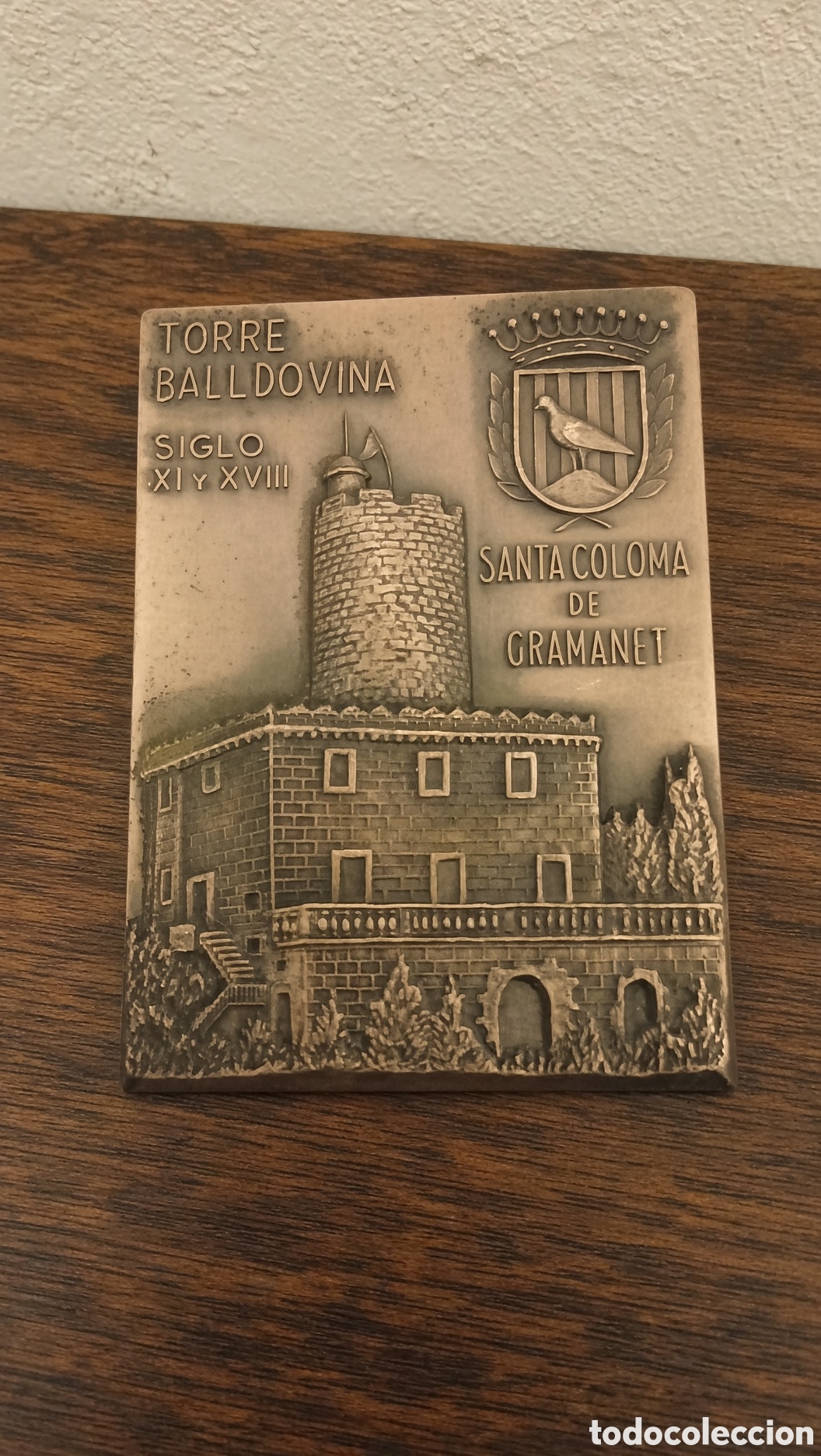 Trofeos y medallas: Medalla conmemorativa de la Torre Balldovina en Santa Coloma de Gramanet. Dise&ntilde;o en relieve con el