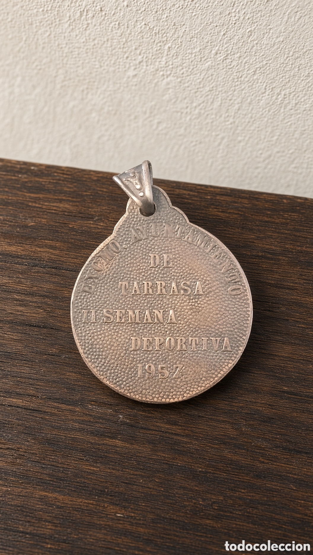 Trofeos y medallas: Medalla antigua deportiva Tarrasa 1957.Presenta un escudo central rodeado de laureles y los anillos
