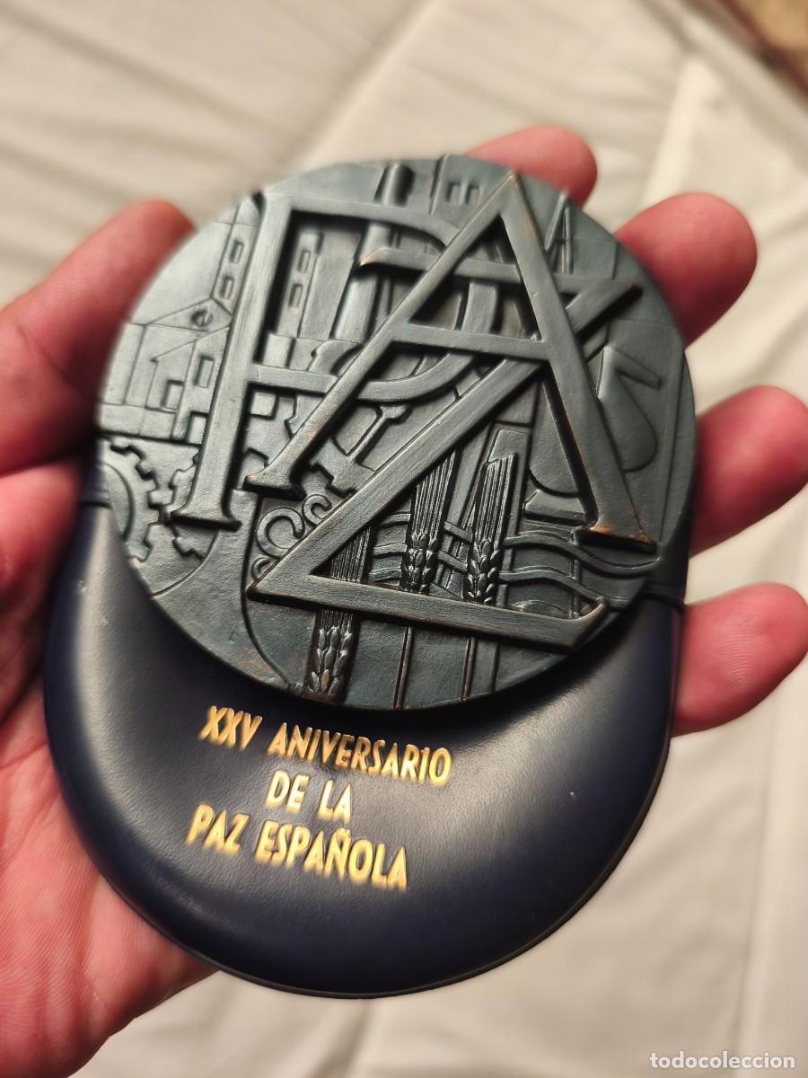 Trofeos y medallas: XXV aniversario de la PAZ espa&ntilde;ola 1964 . FRANCISCO FRANCO. Gran MEDALLA F.N.M.T . Petaca original