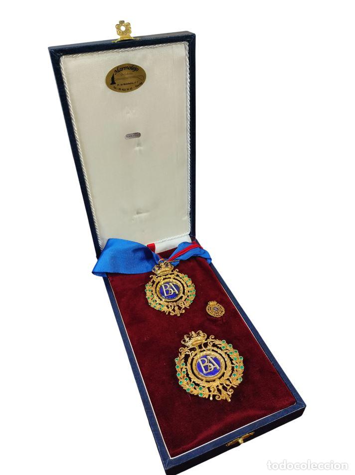 Trofeos y medallas: MEDALLA, BROCHE Y PIN AL M&Eacute;RITO EN LAS BELLAS ARTES. PLATA VERMEIL. ESPA&Ntilde;A. SIGLO XX.