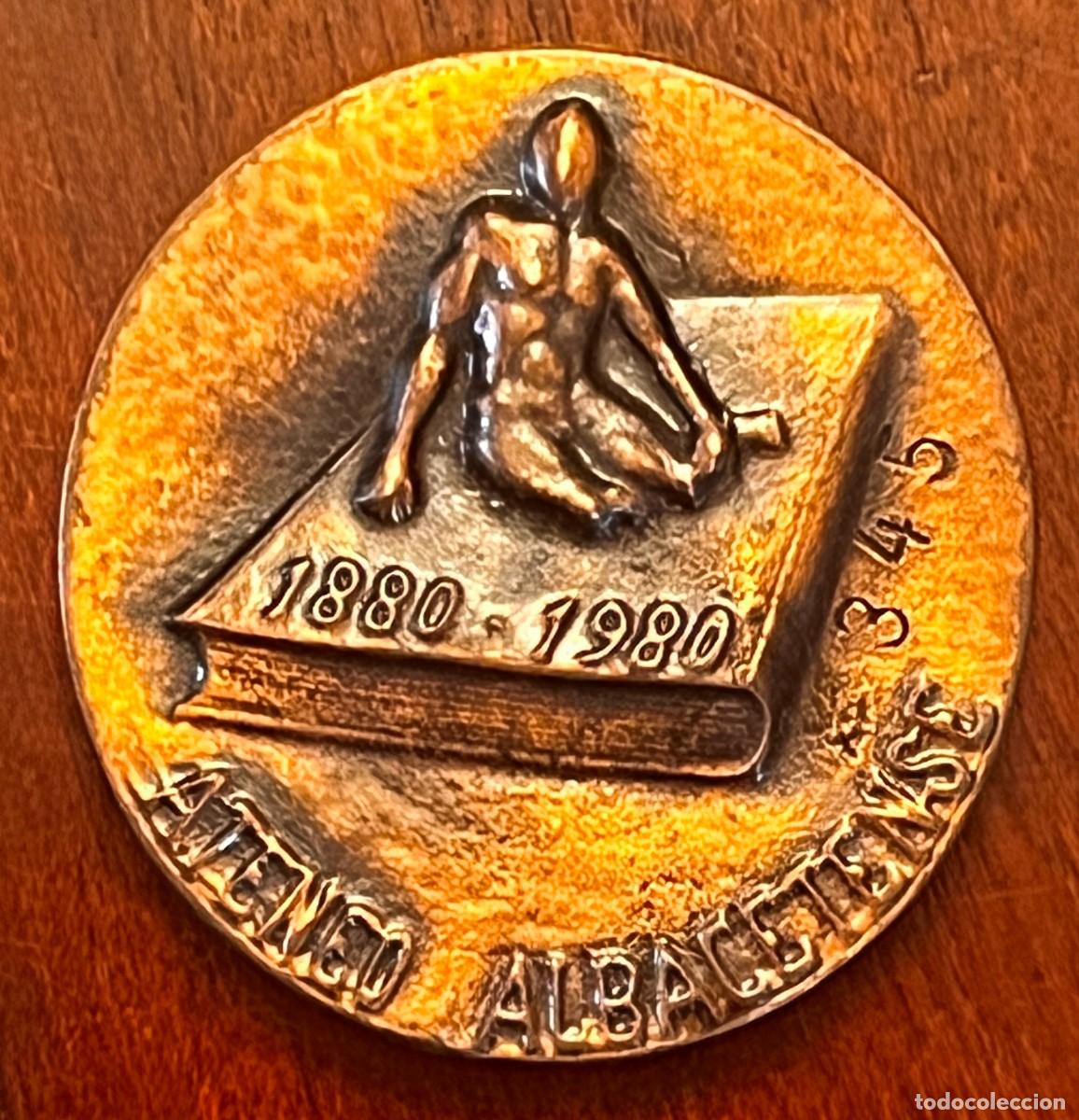 Trofeos y medallas: MEDALLA DEL ATENEO ALBACETENSE, 1880-1980, DE BRONCE, MIDE 4,5 CMS. DE DIAMETRO APROXIMADAMENTE,