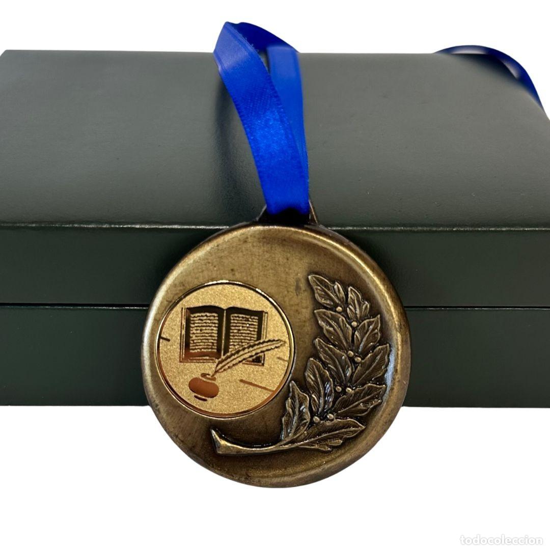 Trophies and Medals: Medalla Premio Literario, Club Nueva Sociedad a Rosa Chacel, s. XX - Espa&ntilde;a