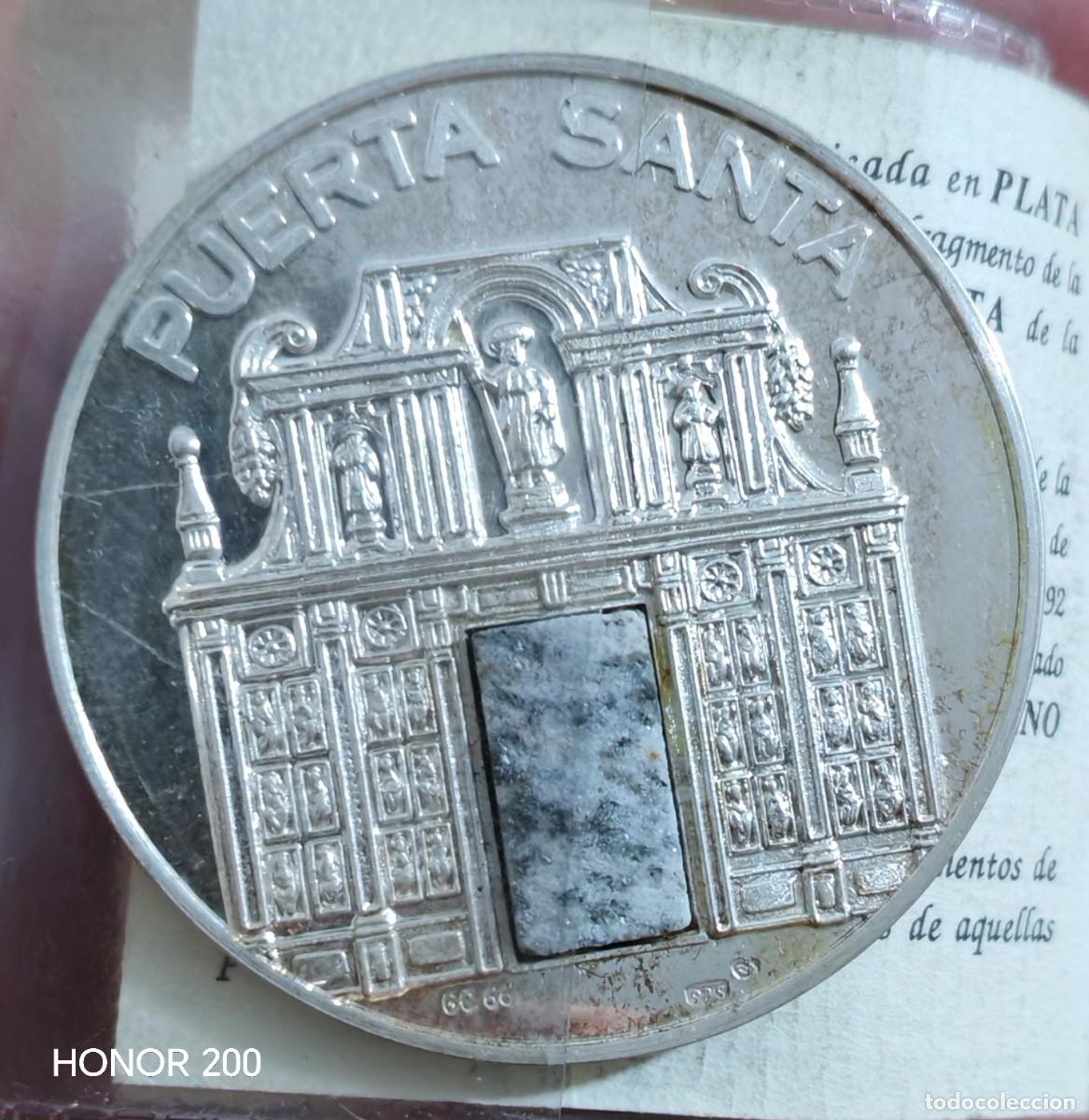 Trophies and Medals: Medalla A&ntilde;o Santo Compostelano 1993. Plata Pura 39 gr. Contiene Reliquia de la Puerta Santa