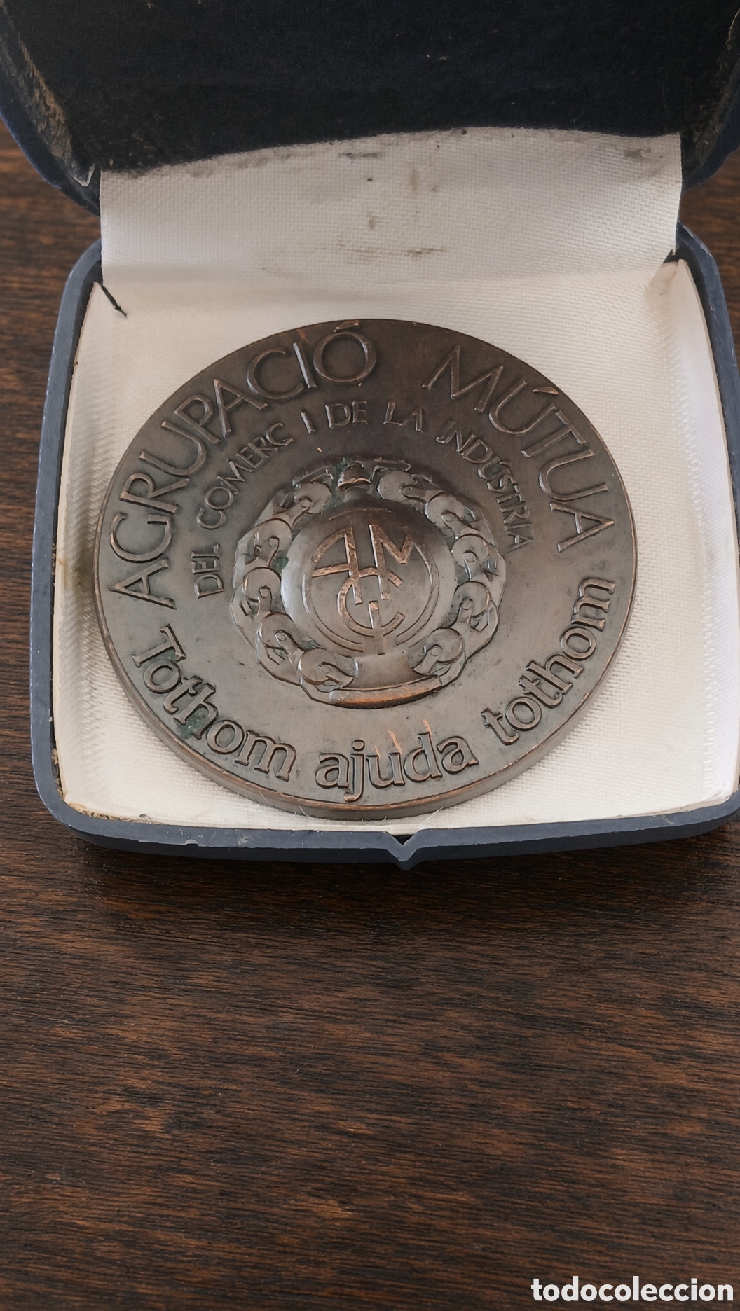 Trofeos y medallas: medalla agrupacio mutua con caja. medalla de la agrupacio mutua del comer&ccedil; i de la industria
