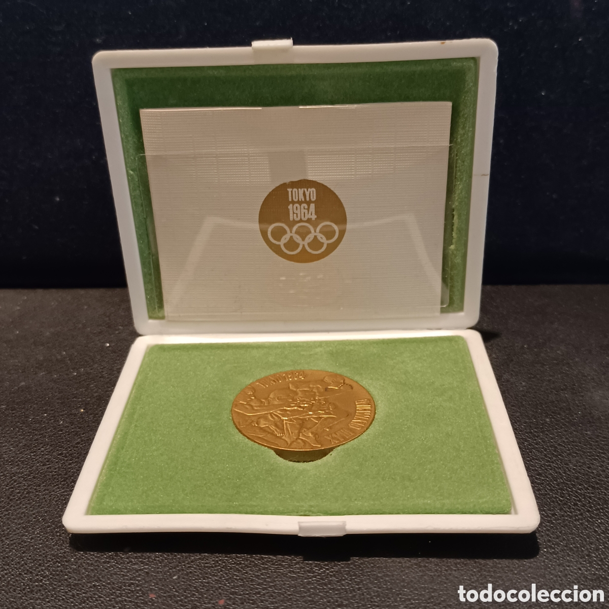 Trofeos y medallas: Medalla conmemorativa de los juegos XVIII Ol&iacute;mpicos de 1964, Tokyo.