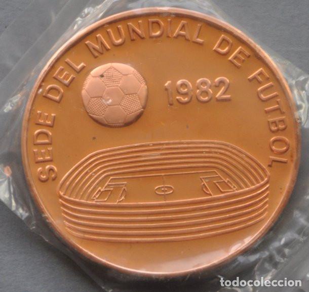 Trofeos y medallas: MEDALLA CONMEMORATIVA DE OVIEDO COMO SEDE DEL MUNDIAL DE 1982 - EN SU BOLSA ORIGINAL