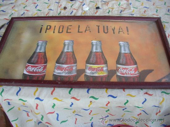 Otros objetos de arte: CUADRO CON UNA L&Aacute;MINA DE BOTELLAS COCACOLA., 63X33 CMS - Foto 1