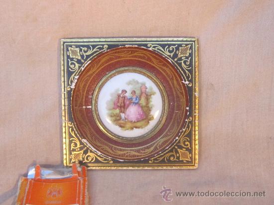 Otros objetos de arte: CUADRO EN MADERA POLICROMADA Y PORCELANA - Foto 1