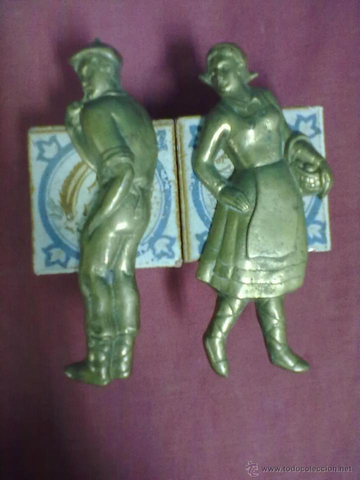 Otros objetos de arte: PAREJA DE FIGURAS DE BRONCE VASCO Y VASCA - Foto 1