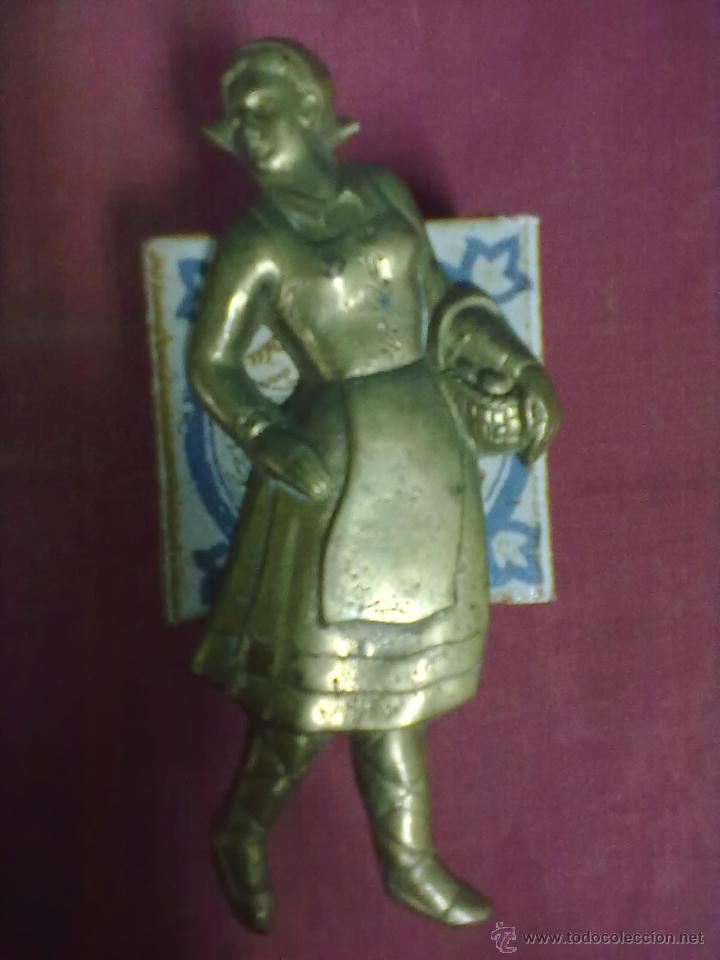 Otros objetos de arte: PAREJA DE FIGURAS DE BRONCE VASCO Y VASCA - Foto 2