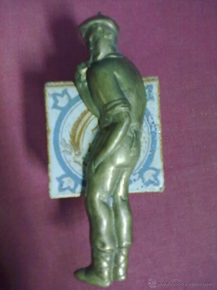 Otros objetos de arte: PAREJA DE FIGURAS DE BRONCE VASCO Y VASCA - Foto 3