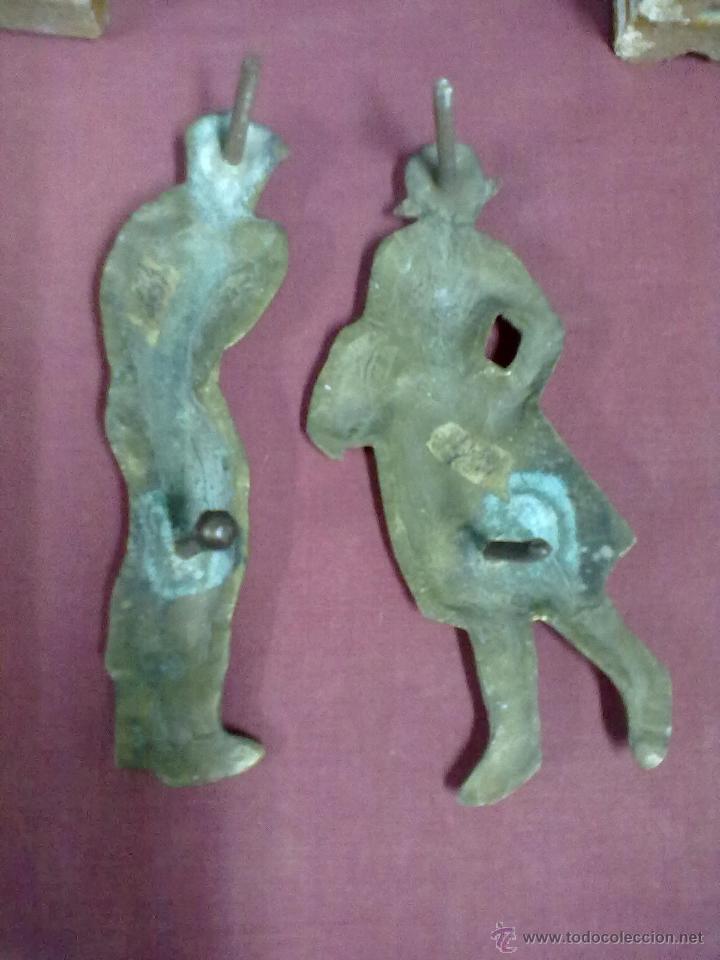Otros objetos de arte: PAREJA DE FIGURAS DE BRONCE VASCO Y VASCA - Foto 4