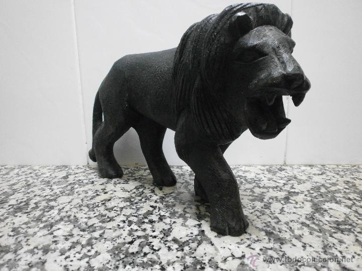 Otros objetos de arte: FIGURA DE MADERA DE LEON - Foto 1
