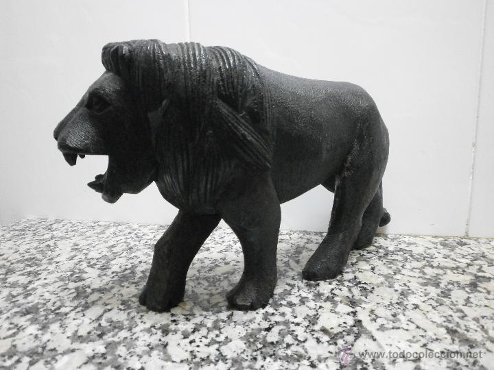 Otros objetos de arte: FIGURA DE MADERA DE LEON - Foto 2