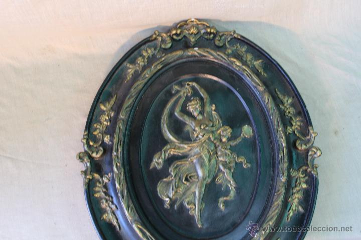 Otros objetos de arte: cuadro antiguo en escayola con angeles - Foto 2